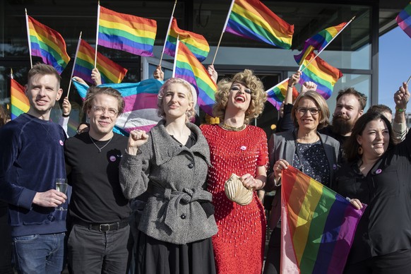 Tamara Funiciello, Nationalraetin SP-BE, Nadja Herz, Co-Praesidentin LOS, Tobi Urech, Vize-Kampagnenleiter, Anna Rosenwasser, Co-Geschaeftsleiterin LOS, Florian Vock, Co-Praesident Initiativkomitee un ...