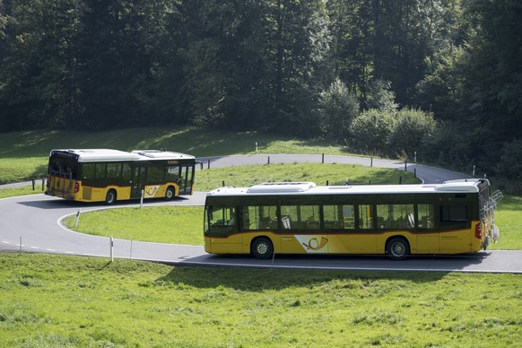 ARCHIVBILD ZUR RUECKZAHLUNG VON 205 MILLIONEN FRANKEN VON DER POSTAUTO AG AN BUND, KANTONE UND GEMEINDEN IM FALL DES POSTAUTO-SKANDALS, AM FREITAG, 21. SEPTEMBER 2018 ---- Zwei Postauto sind auf der F ...