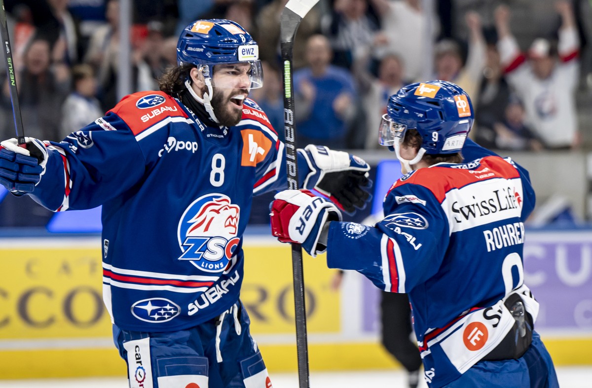 Willy Riedi (ZSC), links, jubelt nach seinem Treffer zum 1:0 mit Vinzenz Rohrer (ZSC), rechts, im vierten Playoff Finalspiel der Eishockey National League zwischen den ZSC Lions, ZSC, und dem Lausanne ...