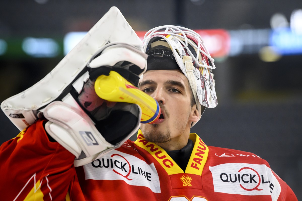 Biels Torhueter Joren Van Pottelberghe, trinkt, beim Eishockey Meisterschaftsspiel der National League zwischen dem EHC Biel und den HC Davos, am Freitag, 13. November 2020, in der Tissot Arena in Bie ...
