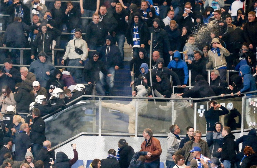 Die Nerven liegen beim HSV auch bei den Zuschauern blank. Während der Pause musste die Polizei hier eingreifen.