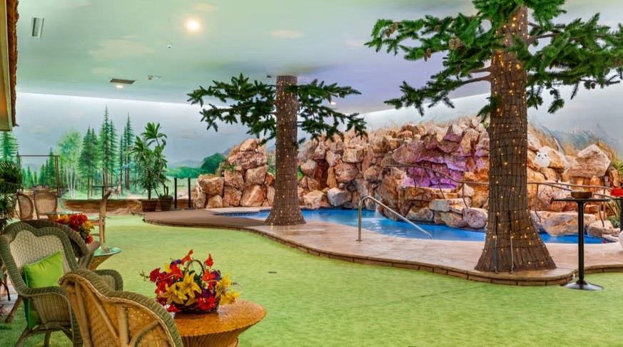 Die Stützpfeiler wurden clevererweise als Bäume getarnt. So wirkt der Pool - im Übrigen perfekt erhalten (weil er noch nie Sonneneinstrahlung hatte) wie ein Waldteich. Die Nähe zur Natur wird mit Wand ...