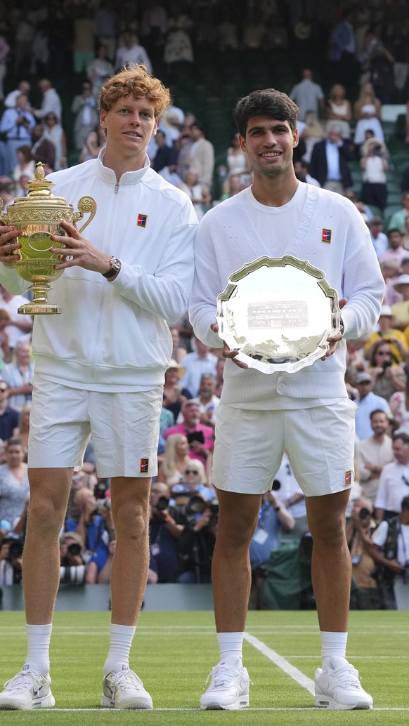 &lt;p&gt;Jannik Sinner revanchiert sich bei Carlos Alcaraz für die Niederlage im French-Open-Final und gewinnt als erster Italiener den Wimbledon-Titel im Einzel.&lt;/p&gt;