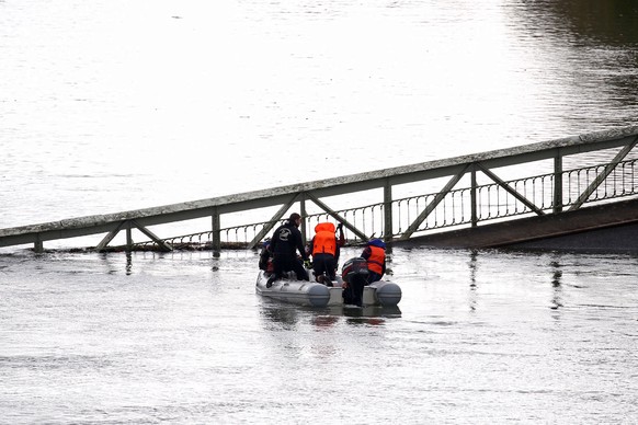 epa08005331 Rescuers at work to recover victims after a suspension bridge collapsed over the Tarn river in Mirepoix-sur-Tarn, near Toulouse, southern France, 18 November 2019. According to recent repo ...