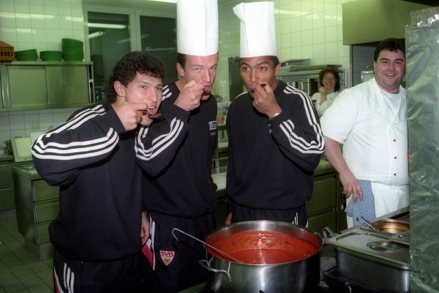 v.li.: Krassimir Balakov, Fredi Bobic und Giovane Elber (alle VfB Stuttgart) in einer Hotelküche

v left Krassimir Balakov Fredi Bobic and Giovane Elber all VfB Stuttgart in a Hotel kitchen