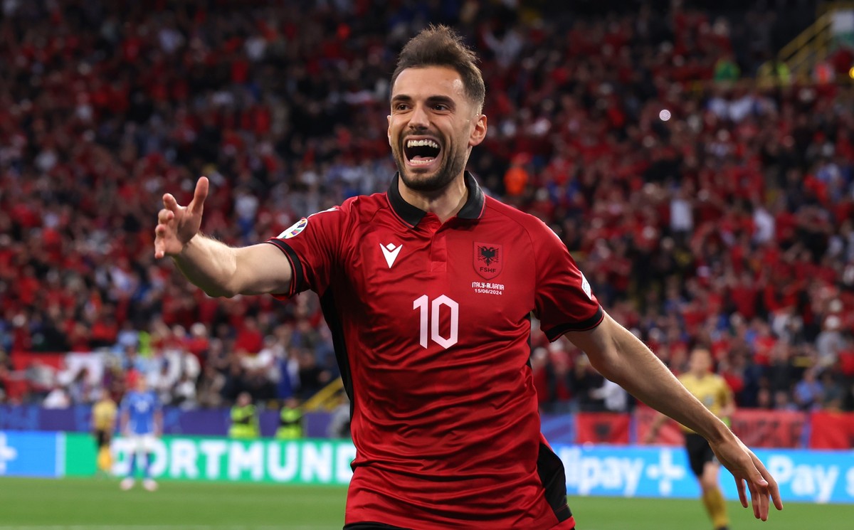 epa11413497 Nedim Bajrami of Albania celebrates scoring the 1-0 during the UEFA EURO 2024 group B soccer match between Italy and Albania, in Dortmund, Germany, 15 June 2024. EPA/FRIEDEMANN VOGEL