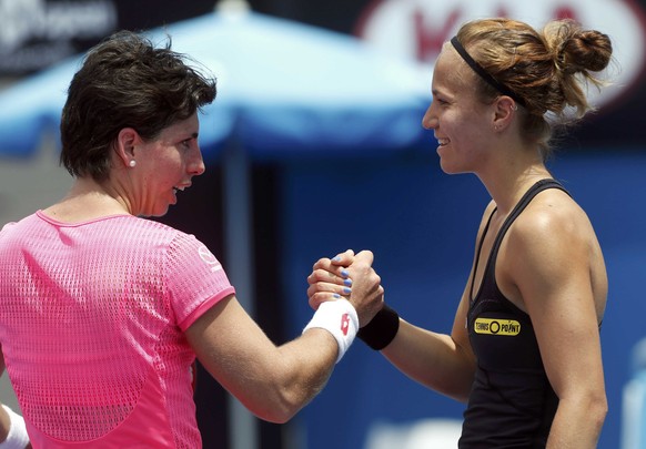 Golubic (rechts) gratuliert Suarez Navarro zum Sieg.