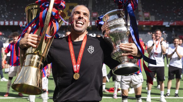 KEYPIX - Trainer Fabio Celestini (FCB) mit dem Meister und Cup-Pokal nach dem 100. Schweizer Fussball Cup Final zwischen dem FC Biel-Bienne und FC Basel, am Sonntag 1. Juni 2025, im Stadion Wankdorf i ...