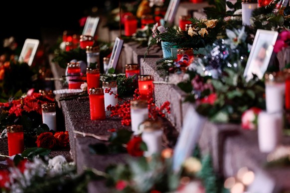 19.12.2021, Berlin: Blumen und Kerzen wurden am Mahnmal &quot;Der Riss&quot; zum Gedenken an die Opfer des Terroranschlags auf den Weihnachtsmarkt 2016 am Breitscheidplatz niedergelegt. Kurz vor Weihn ...