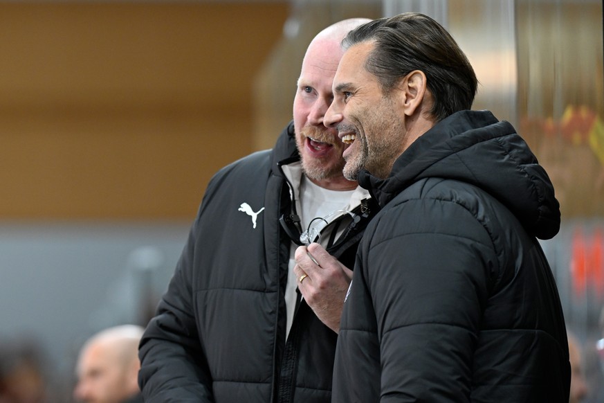 Tigers Head Coach Thierry Paterlini, und Assistent Tobias Thermell, links, lachen beim Eishockey-Qualifikationsspiel der National League, zwischen den SCL Tigers und den ZSC Lions, am Freitag, 18. Sep ...