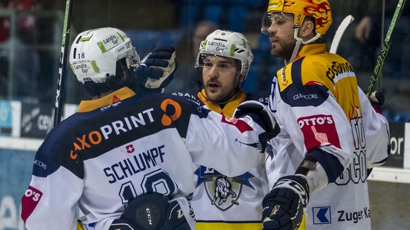 EV Zug Stuermer Viktor Stalberg, von rechts, feiert seinen Terffer zum 1-3 mit Garrett Roe und Dominik Schlumpf waehrend dem Eishockey-Meisterschaftsspiel der National League zwischen dem EHC Kloten u ...