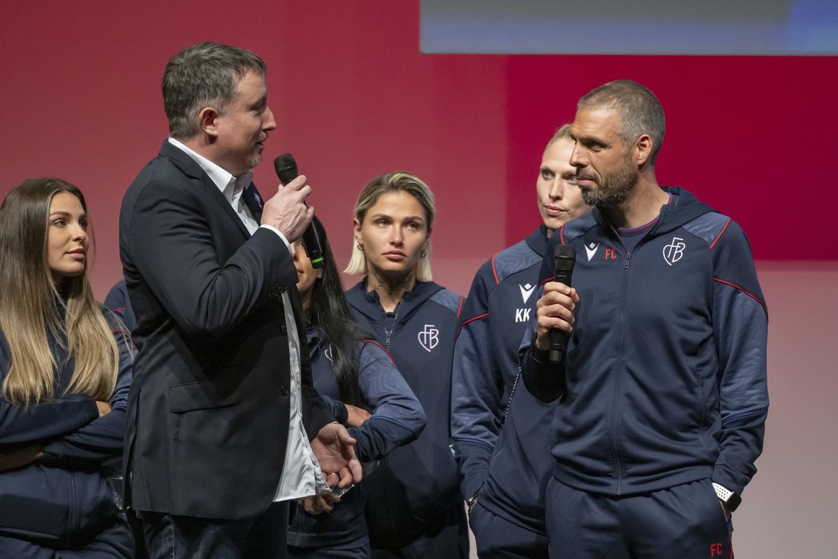 Vereinsvorstand mit Dominik Donze, links, spricht mit dem Cheftrainer der ersten Maennermannschaft Fabio Celestini, rechts, an der 130. Mitgliederversammlung des FC Basel 1893 in Basel, am Montag, 6.  ...
