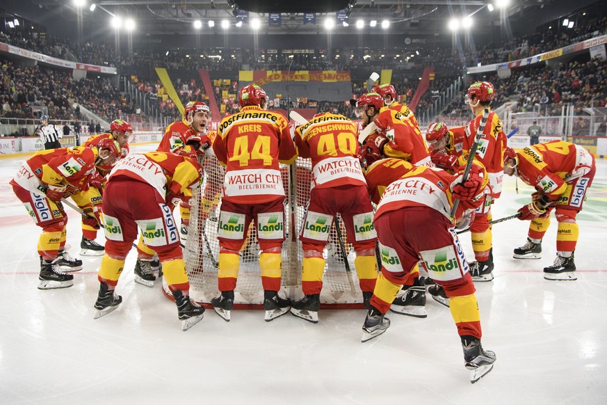 Biels Spieler versammeln sich um das Tor ihres Torhueters Jonas Hiller, vor Eishockey Meisterschaftsspiel der National League A zwischen den HC Biel und dem ZSC Lions, am Samstag, 3. Maerz 2018, in de ...