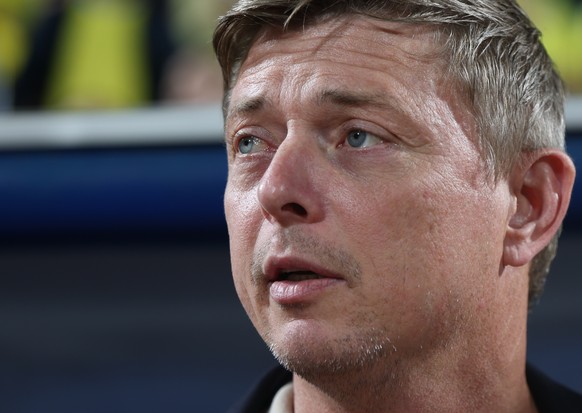 epa12363167 Sweden&#039;s head coach Jon Dahl Tomasson looks on before the 2026 FIFA World Cup European Qualifiers Group B match between Kosovo and Sweden in Pristina, Kosovo, 08 September 2025. EPA/G ...