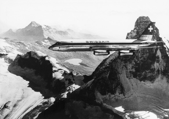 A Swissair Convair CV 990 Coronado in front of the Matterhorn, undated image. (KEYSTONE/Str)
Eine Convair CV 990 Coronado der Swissair vor dem Matterhorn, undatierte Aufnahme. (KEYSTONE/Str)
