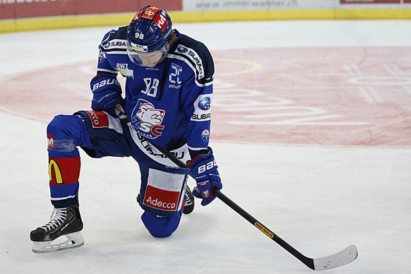 Der enttaeuschte Zuercher Sven Senteler nach dem fuenften Playoff-Finalspiel der National League A zwischen den ZSC Lions und dem HC Davos am Samstag, 11. April 2015, im Hallenstadion in Zuerich. Der  ...