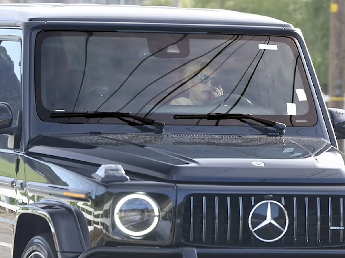 Britney Spears a été aperçue au volant de son SUV Mercedes, semblant enfreindre la loi avec son téléphone portable collé au visage.