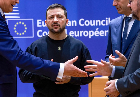 epa11663941 (L-R) Lithuanian President Gitanas Nauseda, Ukraine&#039;s President Volodymyr Zelensky, Belgian Prime Minister Alexander De Croo and European Council President Charles Michel speak during ...