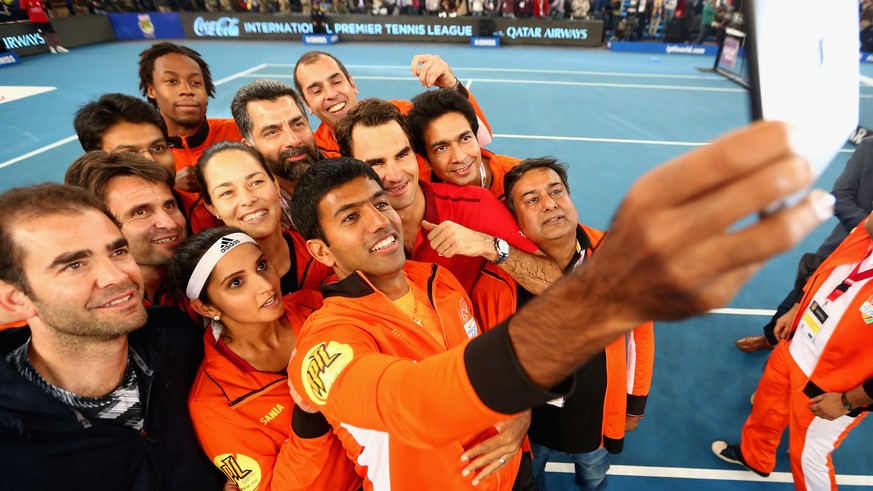 Spass beim Team-Bewerb: Federer inmitten seiner Teamkollegen bei der International Premier Tennis League.