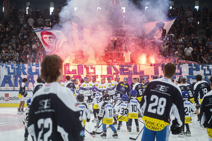 Fans und Spieler bei der Mannschaftspraesentation des HC Ambri-Piotta fuer die neue Saison 2022/23, am Sonntag, 31. Juli 2022, in Ambri. (KEYSTONE/Ti-Press/Samuel Golay)