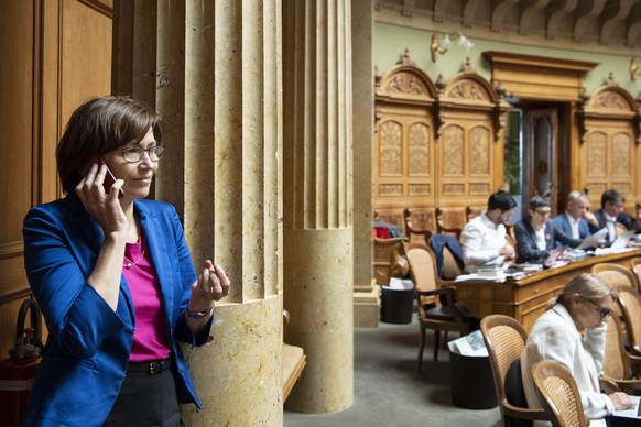 Nationalraetin Regula Rytz, GPS-BE, telefoniert an der Herbstsession der Eidgenoessischen Raete, am Mittwoch, 18. September 2019, in Bern. (KEYSTONE/Peter Schneider)