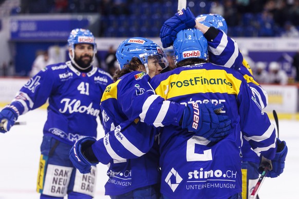 EHC Kloten Verteidiger Thomas Gregoire (#2) feiert seinen Treffer zum 1-0 mit seinen Mitspielern waehrend dem Eishockey-Meisterschaftsspiel der National League zwischen den Teams EHC Kloten und Lausan ...