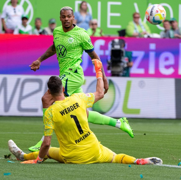 IMAGO / Eibner

Lukas Nmecha (VfL Wolfsburg 10) trifft das Tor zum 1:0 im Zweikampf mit Jiri Pavlenka (SV Werder Bremen 1), VfL Wolfsburg vs. SV Werder Bremen, 1. Fussball Bundesliga, 1. Spieltag, Spi ...