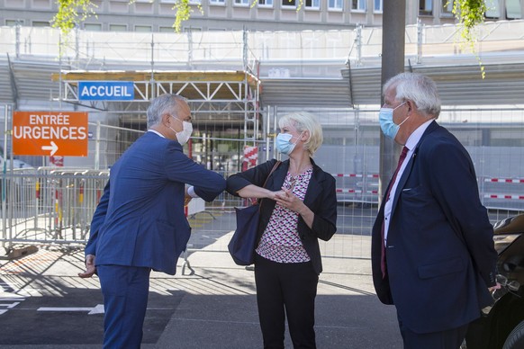 Bertrand Levrat, gauche, directeur general des HUG, accueille Isabelle Moret, centre, presidente du Conseil national, et Hans Stoeckli, droite, president du Conseil des Etats, pour une visite du labor ...