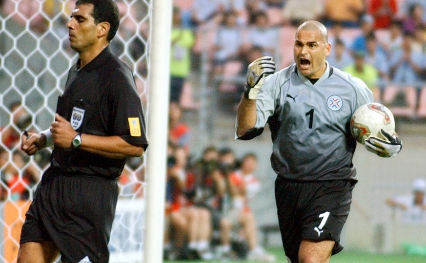 Paraguay&#039;s goalie Jose Luis Chilavert chases the referee Gamal Ghandour from Egypt duringa game against Spain for the Group B World Cup 2002 soccer match at the Jeonju World Cup Stadium in Jeonju ...