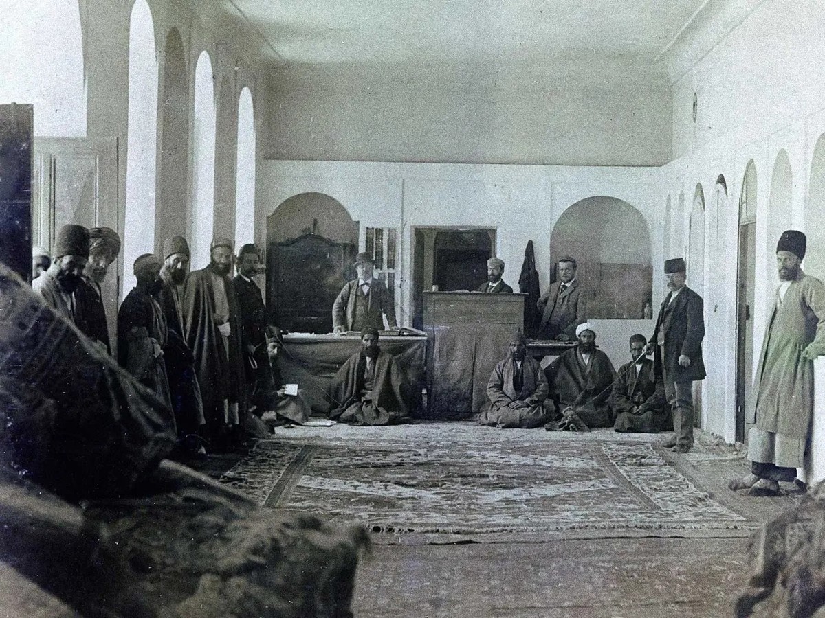 Blick in die Niederlassung der Firma Ziegler in Sultanabad, 1880er-Jahre.
https://commons.wikimedia.org/wiki/File:Das_Kontor_der_Teppich-Manufaktur_Ziegler.jpg