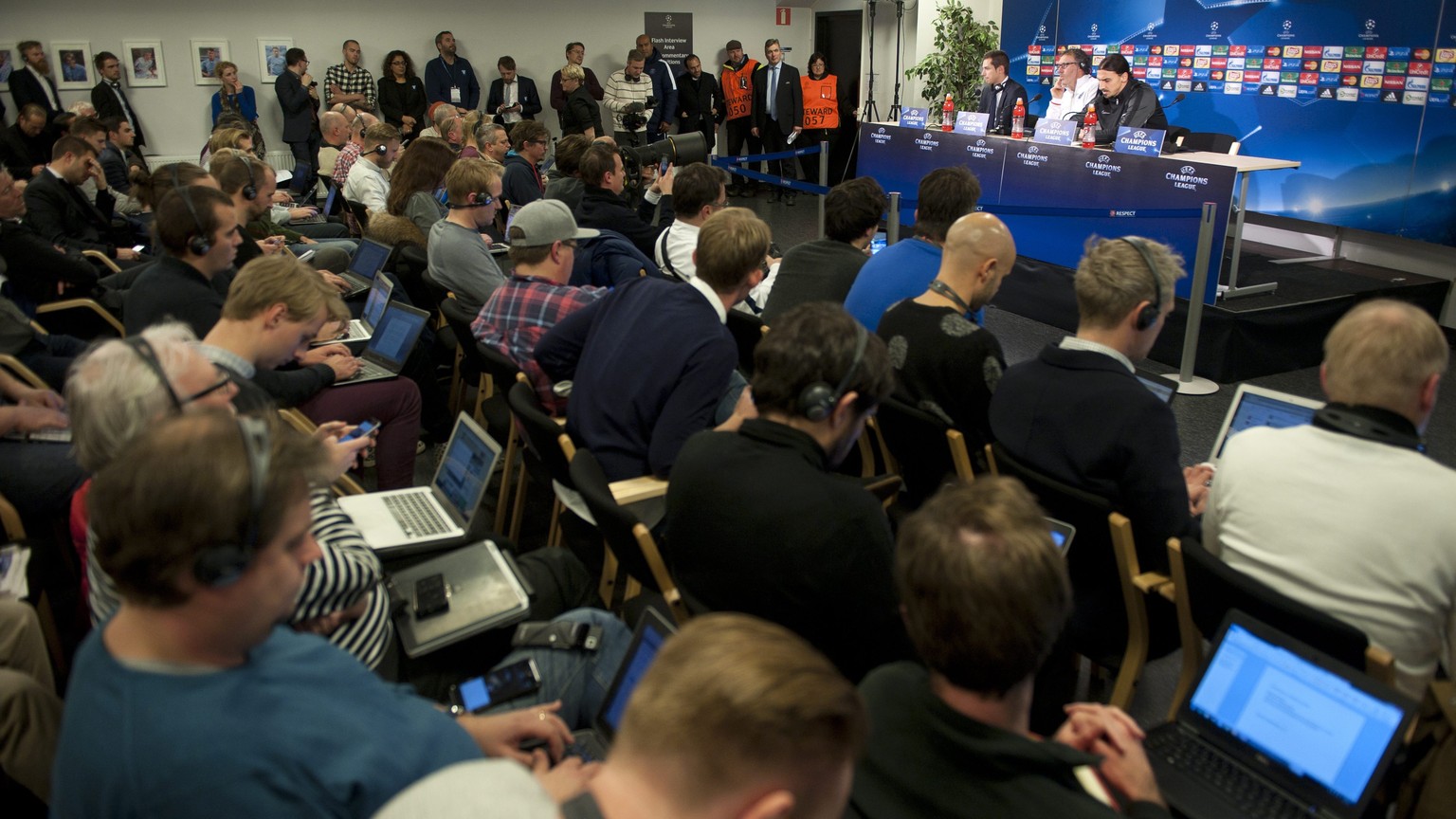 Der König und sein Hofstaat: Ibrahimovic gestern mit PSG-Trainer Laurent Blanc an der Medienkonferenz in Malmö.