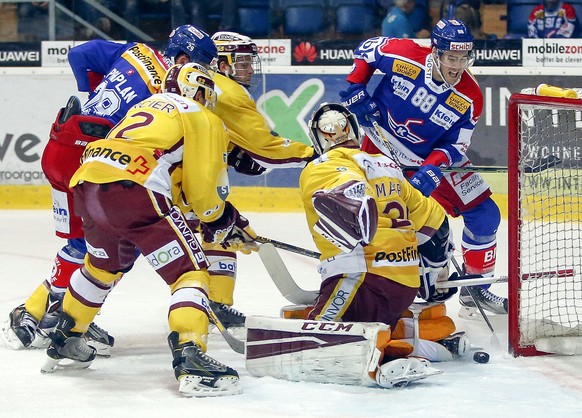 EHC Kloten Stuermer James Sheppard, rechts, vergibt eine Torchance gegen Geneve-Servette HC Torhueter Robert Mayer waehrend dem Eishockey-Meisterschaftsspiel der National League A zwischen dem EHC Klo ...