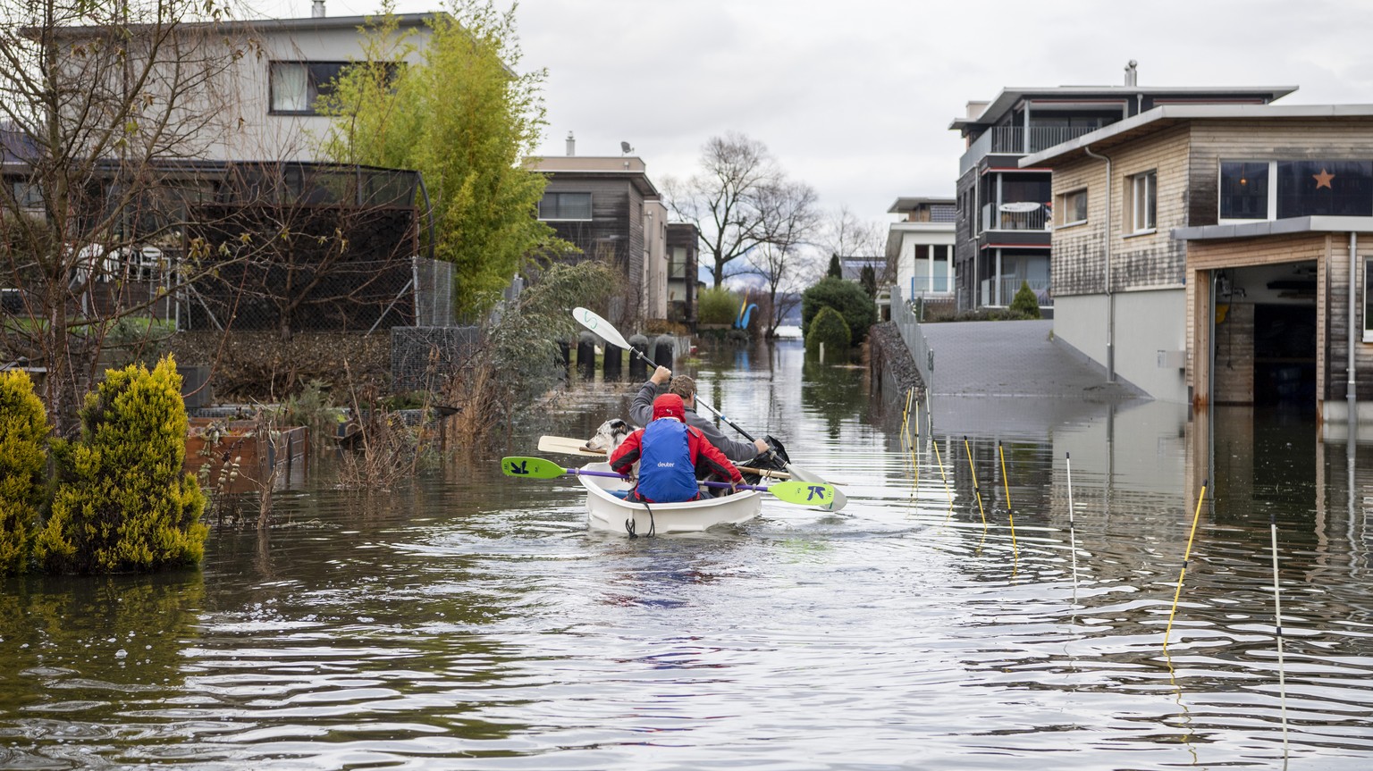 Quartierbewohner padeln waehrend des Hochwassers mit ihrem Boot zu ihrer Wohnung im Quartier Ried in Giswil am Sarnersee im Kanton Obwalden, am Mittwoch, 13. Dezember 2023 in Giswil im Kanton Obwalden ...