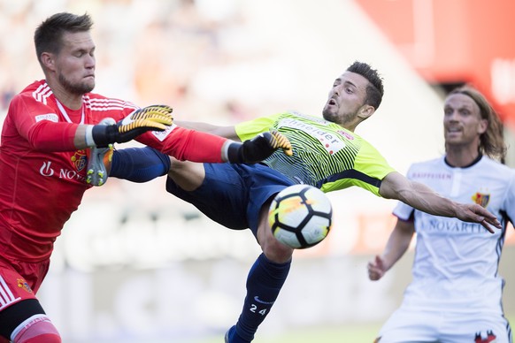 Basler Torhueter Tomas Vaclik, links, gegen Thuns Nuno Da Silva, Mitte, im Fussball Meisterschaftsspiel der Super League zwischen dem FC Thun und dem FC Basel, am Samstag, 5. August 2017 in der Stockh ...