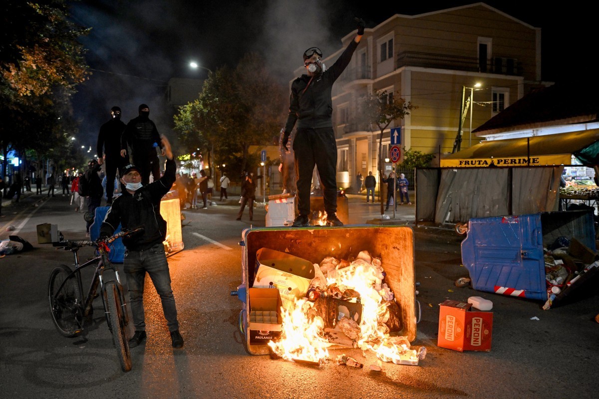 Manifestations: ça continue de chauffer aussi en Albanie