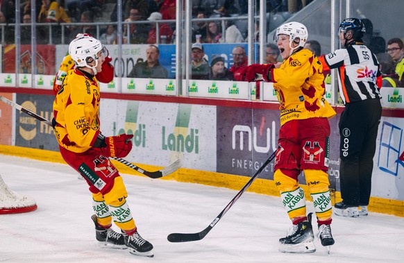 Patrick Petrini (SCL), gauche, celebre le 0-1 avec Oskars Lapinskis (SCL), droite, lors du match du championnat suisse de hockey sur glace de National League entre le EHC Biel-Bienne et le SCL Tigers, ...
