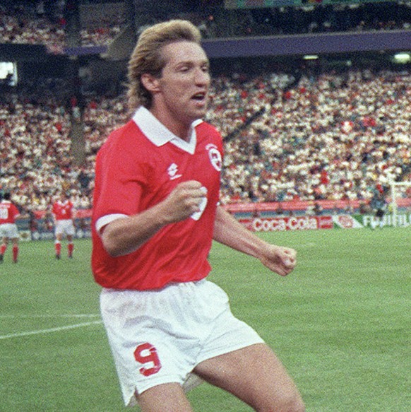 ARCHIV - ZU DEN RUECKBLICKEN AUF DIE WM 1986, 1990 UND 1994 STELLEN WIR IHNEN FOLGENDES BILDMATERIAL ZUR VERFUEGUNG - Stephane Chapuisat, Nummer 11, wird nach seinem Tor in der 53. Minute im Vorrunden ...