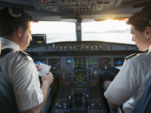 ZUR EINFUEHRUNG DER ZWEI-PERSONEN-REGEL IM COCKPIT BEI DER SWISS NACH DEM ABSTURZ EINES GERMANWING AIRBUS STELLEN WIR IHNEN FOLGENDES THEMENBILD ZUR VERFUEGUNG - Piloten bereiten sich im Cockpit auf d ...