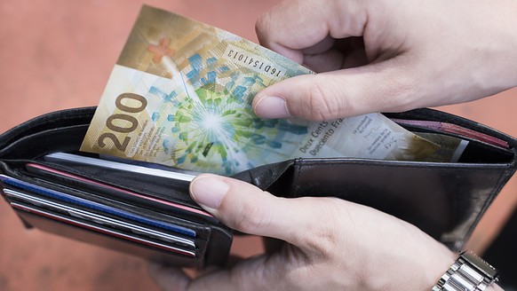 In der Schweiz dürften die Löhne laut einer Umfrage der UBS im kommenden Jahr im Durchschnitt leicht steigen. Nach Abzug der Teuerung bleibt den Schweizer Angestellten 0,3 Prozent mehr im Portemonnaie ...