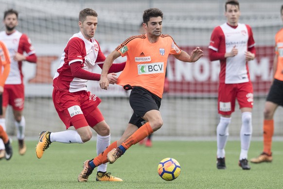 Thuns Gregory Karlen, links, im Duell mit Lausannes Enzo Alan Zidane in einem Fussball Testspiel der Super League Mannschaften zwischen dem FC Thun und dem FC Lausanne-Sport, am Samstag, 27. Januar 20 ...