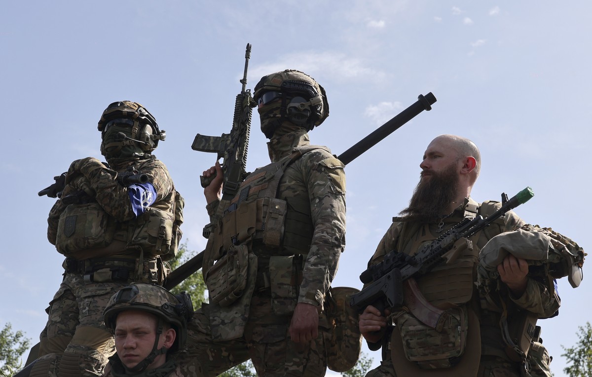 Des combattants de deux groupes armés anti-Poutine lors d'une incursion dans la région de Belgorod.