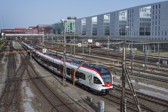 ZUM AUSBAUSCHRITT BAHNINFRASTRUKTUR 2030/2035 DES BUNDESRATES, AM FREITAG, 29. SEPTEMBER 2017, ERHALTEN SIE FOLGENDE ARCHIVBILDER ---- Ein Zug faehrt auf den Geleisen vor dem Bahnhof Basel SBB, fotogr ...