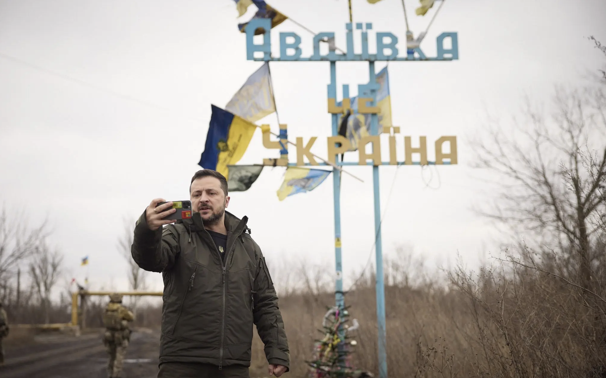Lors d'une visite au front, le président Zelensky prend un selfie à l'entrée d'Avdiivka.