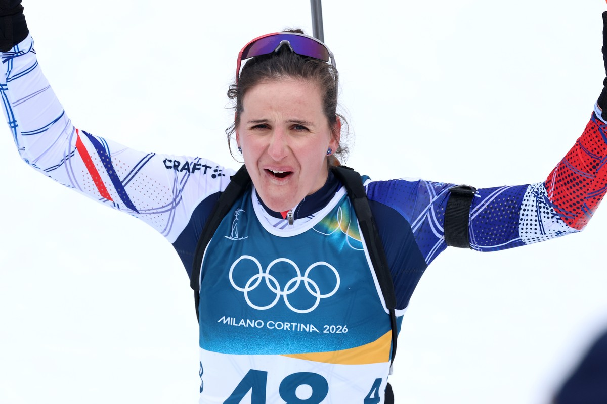 epa12727108 Julia Simon of France celebrates after crossing the finish line in the Women's 15km Individual of the Biathlon competitions at the Milano Cortina 2026 Winter Olympic Games, in Anterse ...