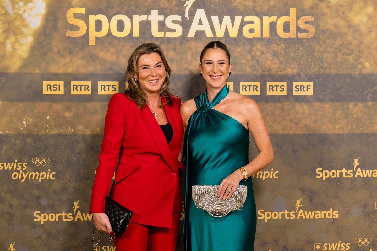 Tennisspielerin Belinda Bencic posiert mit ihrer Mutter Dana Bencic auf dem goldenen Teppich vor der Verleihung der Sports Awards 2023 am Sonntag, 10. Dezember 2023 in Zuerich. (KEYSTONE/Philipp Schmi ...