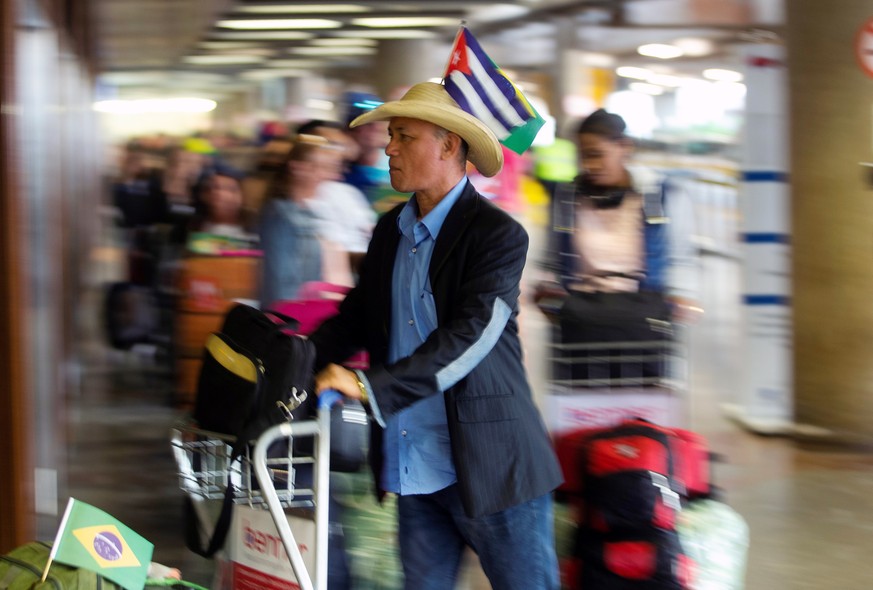 epa07183654 Cuban doctors who were part of the &#039;Mais Medicos&#039; (More Doctors) program prepare to depart Brazil at the Brasília International Airport in Brasilia, Brazil, 22 November 2018. Cub ...