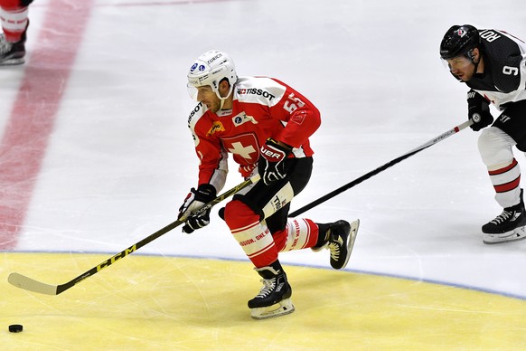 Switzerland&#039;s Romain Loeffel, left, fights for the puck against Canada&#039;s Derek Roy, right, during the Ice Hockey Deutschland Cup at the Curt-Frenzel-Eisstadion in Augsburg, Germany, Friday,  ...