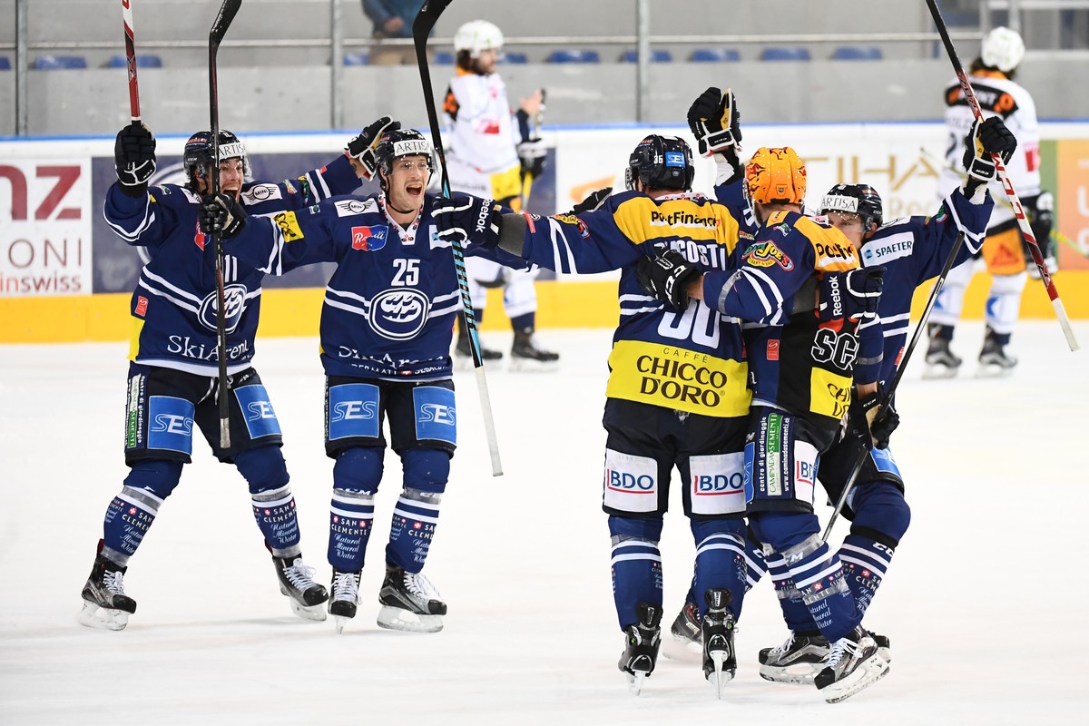 Ambri's player Matt D'Agostini celebrates with teammates the 3-2 goal during the preliminary round game of National League A (NLA) Swiss Championship 2016/17 between HC Ambri Piotta and EV Z ...