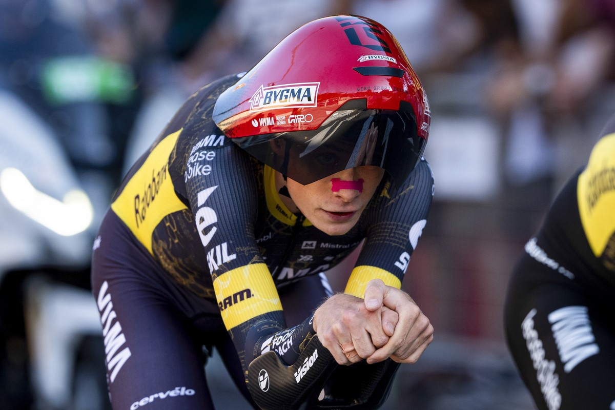 epa13087375 Danish cyclist Jonas Vingegaard of Team Visma | Lease a Bike competes in the 1st stage of the Tour de France cyling tour, a Team Time Trial over 19.6km in Barcelona, Spain, 04 July 2026. E ...