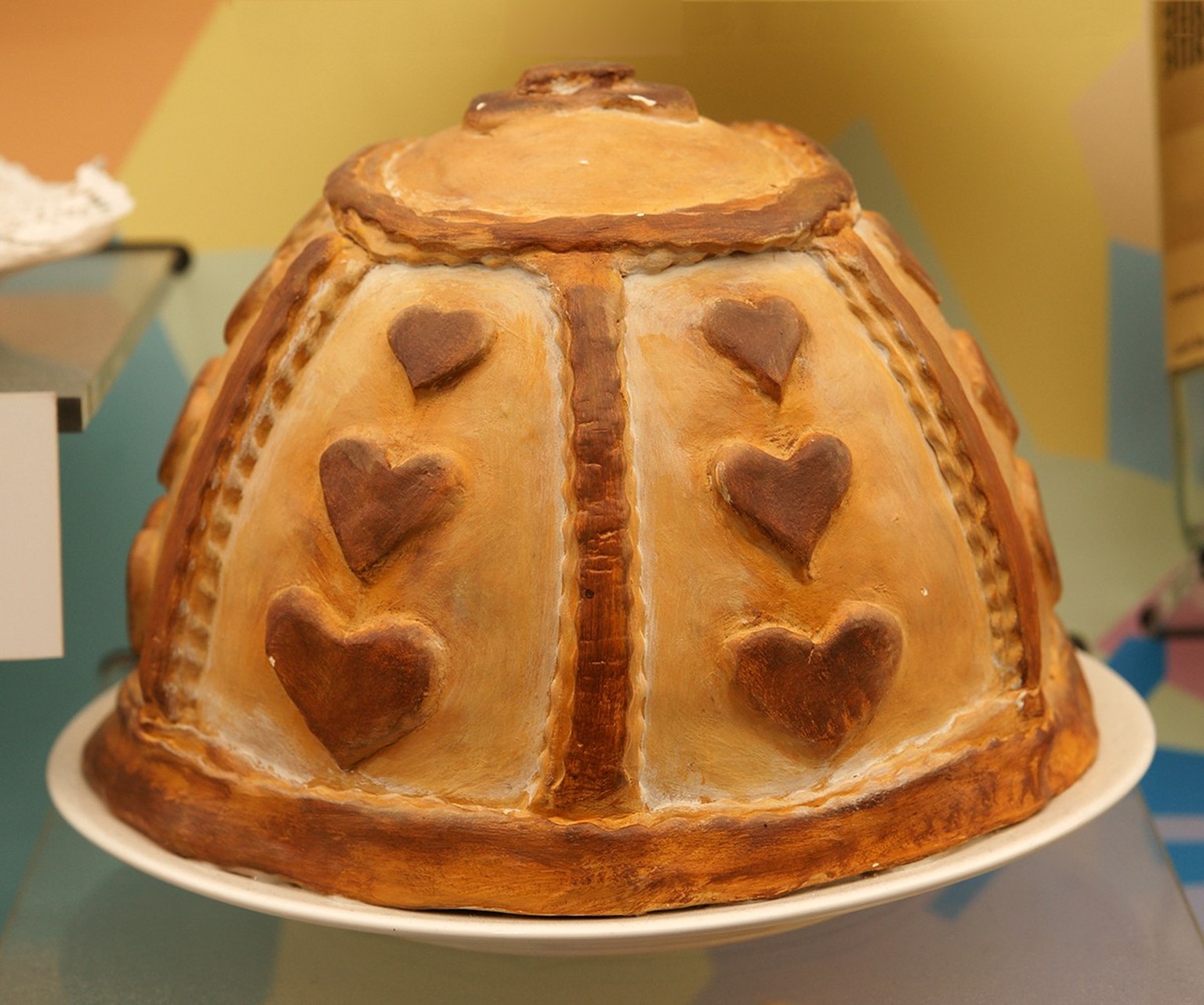 Luzerner Chügelipastete (Nachbildung). Das für so bekannte Luzerner Gericht mit cremiger Fleischfüllung wurde von Schweizer Söldnern aus Spanien in die Schweiz mitgebracht.
https://commons.wikimedia.o ...